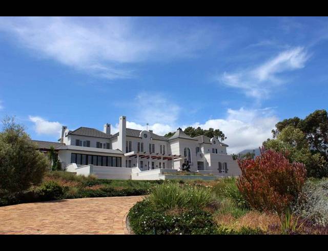 5 BEDROOM HOUSE FOR SALE IN SIR LOWRY'S PASS